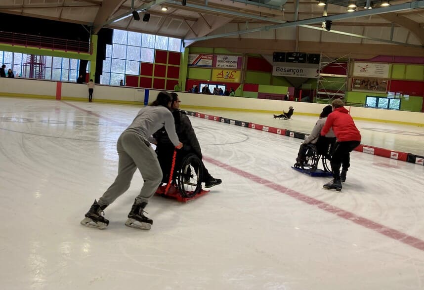 patinoire investir dans une Lugicap pour proposer une offre vers les personnes en fauteuil roulant