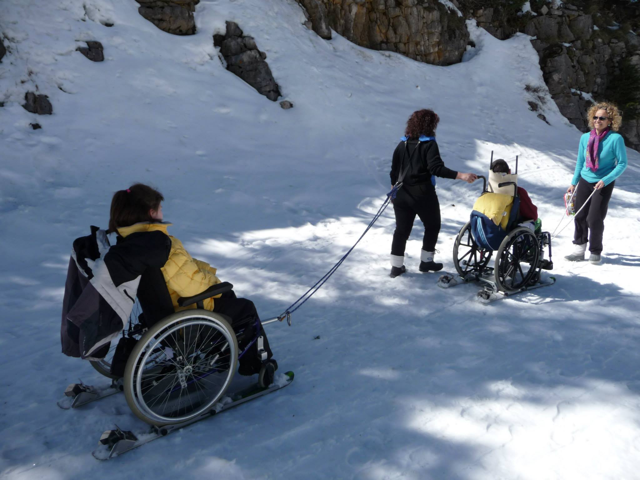 Handisport on snow, in a wheelchair, in a group