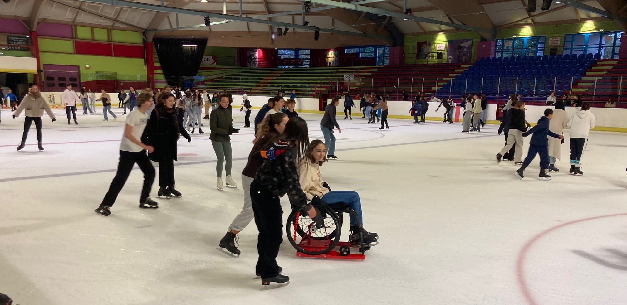 Handisport sur glace, patinage sur glace en fauteuil roulant, entre amis