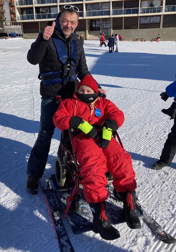 le bonheur de la glisse sur la neige pour personne lourdement handicapée