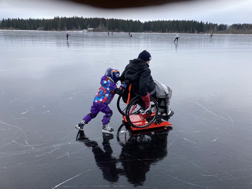 le bonheur de la glisse sur lac gelé pour personne lourdement handicapée