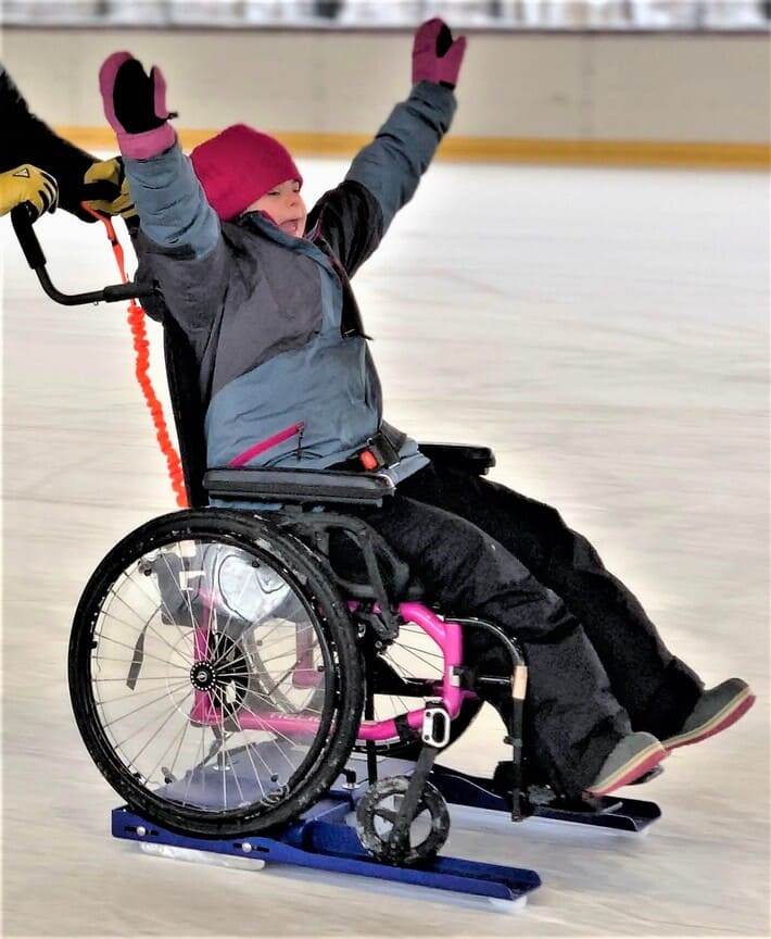 le bonheur de la glisse sur la glace pour personne lourdement handicapée