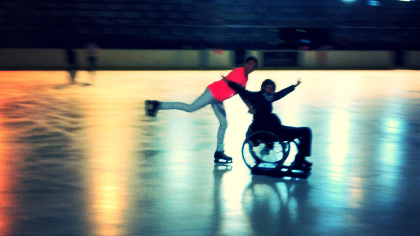 patinoire investir dans une Lugicap Ice Perf pour que les personnes en fauteuil roulant puissent patiner sur glace