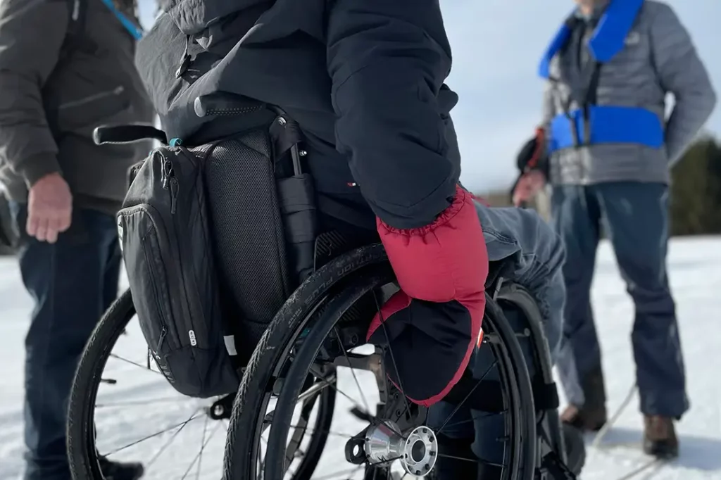 Terrain-de-jeux-on-snow-with-wheelchair